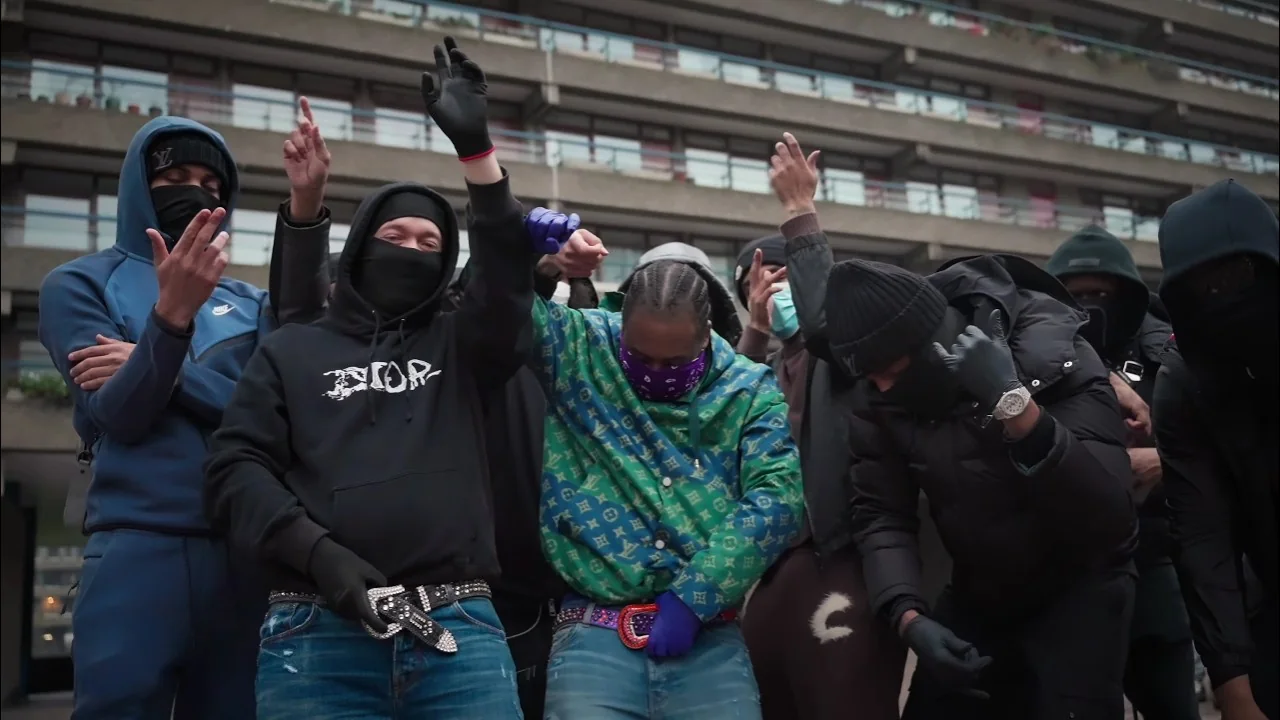 SR performing in the official RING 2.0 music video